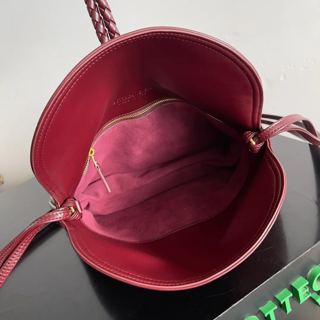 Batch 1680 Inspired by the 1970s, the Bottega Veneta women's logo shoulder bag has a smooth leather surface that brings a clean and handsome feel, just like the neatness and tenacity of a working woman. The front buckle is made of high-quality hardware pendant, the overall retro elegance, and the excellent leather feels soft. This Bottega Veneta series can be described as beautiful, weakening the complexity of the outfit, not competing for it, and only using the best quality to interpret itself. Style number: 806034 (large size) Size: 30*20*8cm